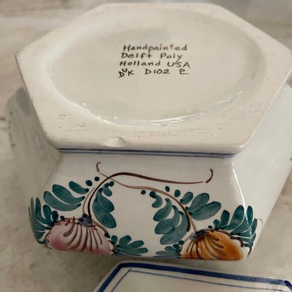 handpainted Delft Holland Small covered dish - Picture 7 of 11